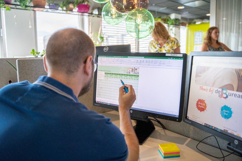 Rekenkundig expert achter computer maakt letselschade berekening